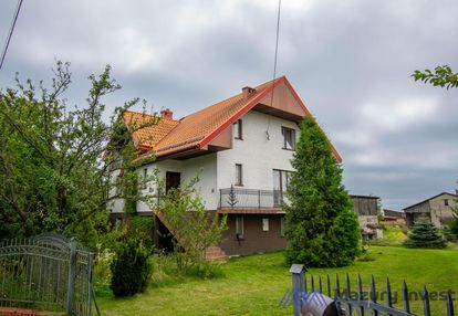 Dom z budynkami gospodarczymi w nowinach