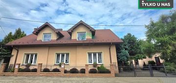 Jednorodzinny lub dwurodzinny z dwoma wejściami