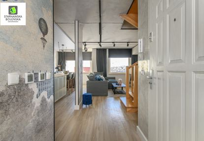 Na zamkniętym osiedlu, wysoki standard.