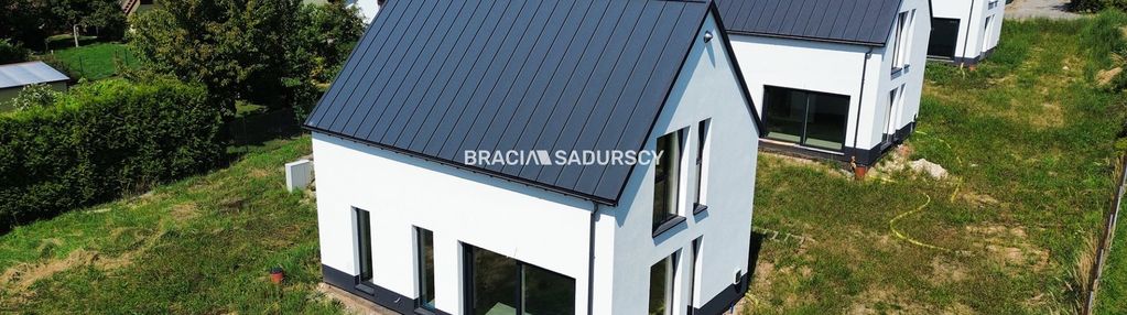 Nowe domy w sąsiedztwie terenów zielonych / ujazd