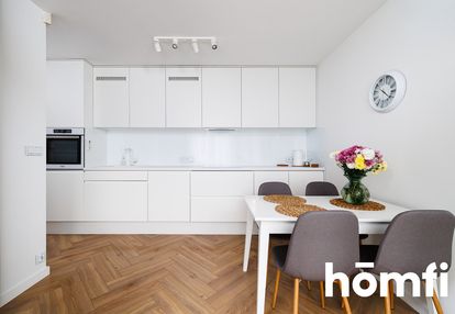 Funkcjonalne z aneksem kuchennym i balkonem