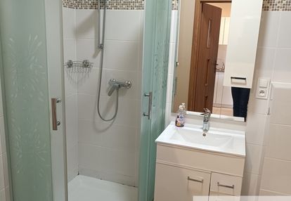 Umeblowana kawalerka z balkonem.