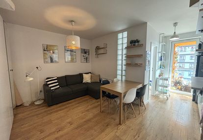 45m2 - 3 pokoje, loggia 9m2 - miejsce postojowe.