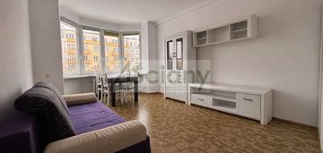 Jednopokojowe, słoneczne z oddzielną kuchnią.