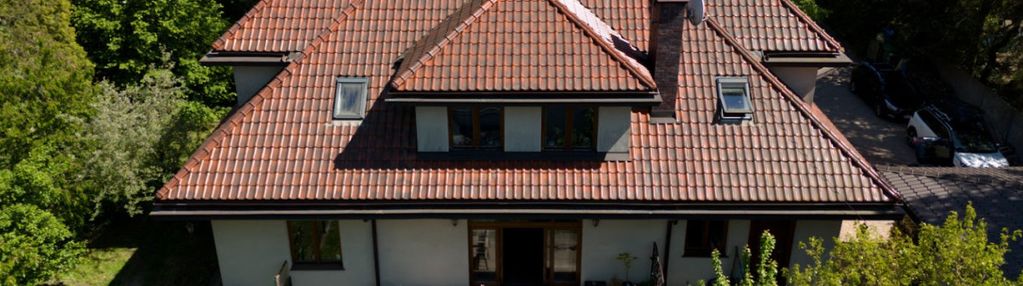 Dom w sercu dąbrowy leśnej