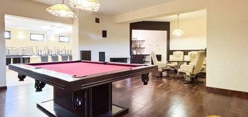 Reprezentacyjna willa z basenem, ogromnym ogrodem