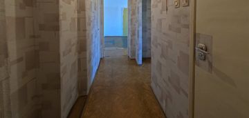 Kawalerka z balkonem w niskim bloku