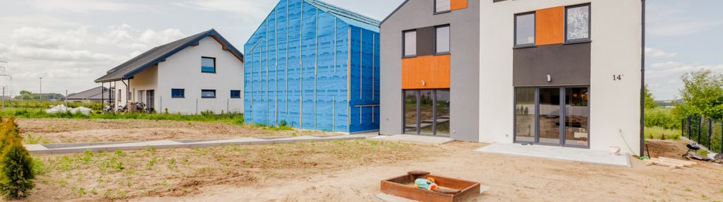 Dom bliźniak z ogródkiem i poddaszem – nowy 2024