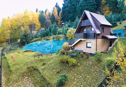 Dom na dużej działce pod lasem.