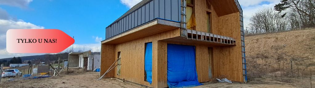 Dom na wzgórzu w trakcie budowy