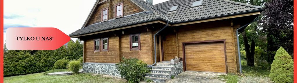 Drewniany dom z bali z widokiem na las