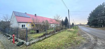 Dom przy lesie z budynkiem gospodarczym