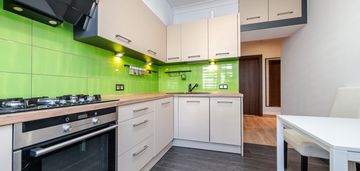 3 pokoje z osobną kuchnią  i  budynek z cegły