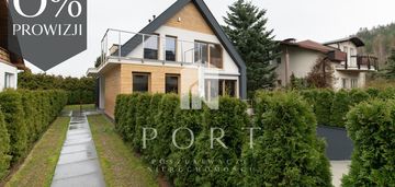 Nowoczesny dom rumi w otulinie lasu