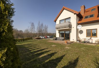 Mieszkanie z kominkiem i pięknym wykończeniem