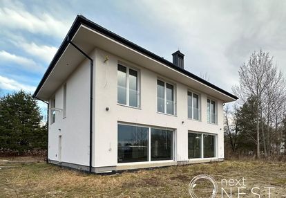 Panoramiczny dom z widokiem blisko lasu