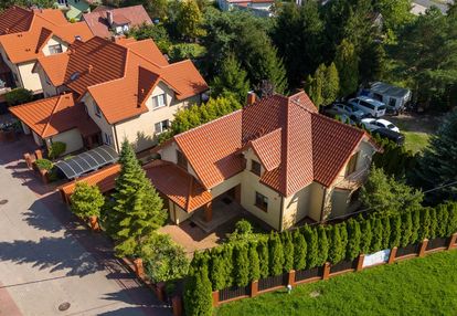 Komfortowy dom w mieście otoczony zielonią