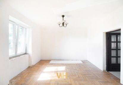 Dom wolnostojący w otoczeniu drzew. zakroczym.