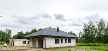 Nowoczesny dom parterowy | garaż | taras | las