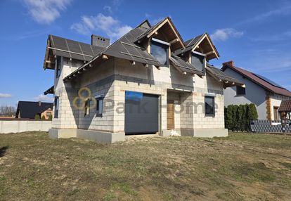 Piętrowy dom blisko lasu i jeziora