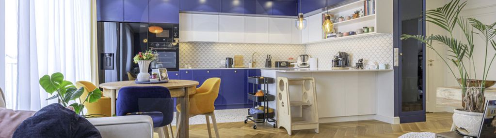 Gustownie urządzony apartament do zamieszkania.