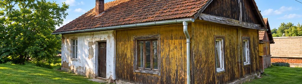 Działka 43,64 ar z drewnianym domem i zabudowaniam