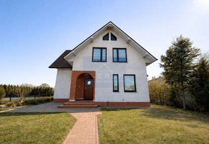 Dom z fotowoltaiką w spokojnej okolicy