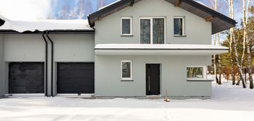 Dom-bliźniak, funkcjonalny układ, duża działka.