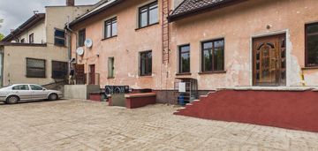 Prosperujący biznes z dużym mieszkaniem