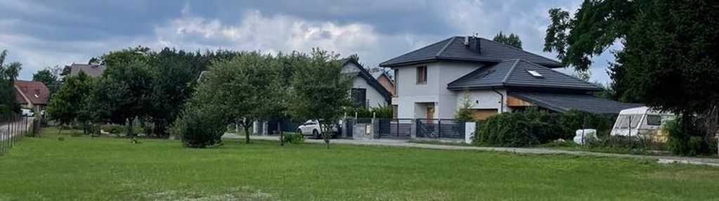Działka 738 m², zabudowa mieszkaniowa + usługi.