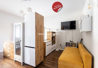 Wygodna kawalerka w apartamentowcu.