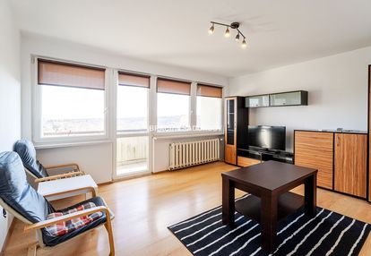 Wygodna kawalerka z balkonem widokowym.