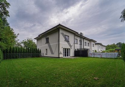 Funkcjonalny dom z furtką do lasu kabackiego