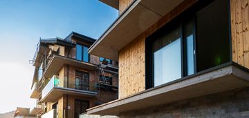 Panoramiczny widok na góry i skocznie