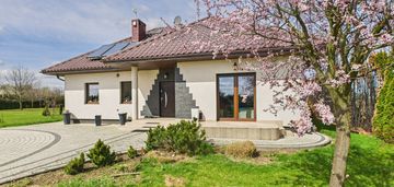 Dom z ogrodem i budynkiem pod działalność