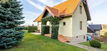 Gotowy do wprowadzenia z pięknym ogrodem