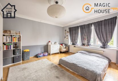 Dom ze ścianą lasy | wolnostojący | ogród | garaż