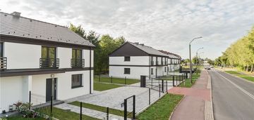 Nowy dom w zabudowie bliźniaczej.