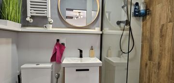 Całkowity koszt z mediami 1800 zł