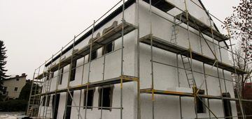 Nowoczesny dom w otoczeniu zieleni.