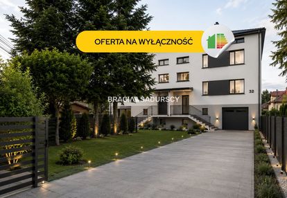 Czteropoziomowy dom z klatką schodową.