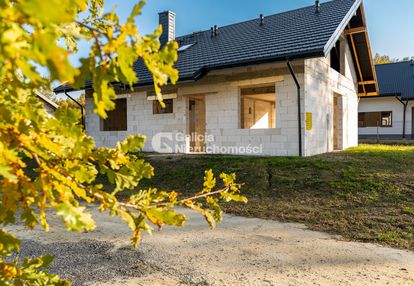 Dom parterowy | zielona okolica | krzywa