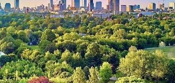 Z﻿amieszkaj tam, gdzie miasto spotyka zieleń.