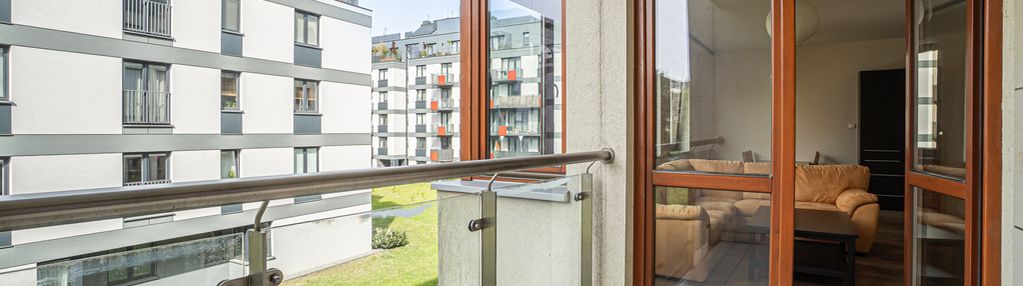 Jasne, przestrzenne || m. postojowe za szlabanem