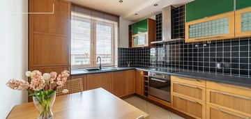 Dwupoziomowe mieszkanie z garażem i 2 balkonami