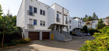 Dwupoziomowy apartament z ogródkiem i garażem