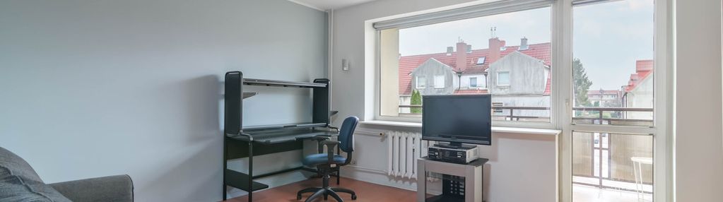 Przestronny pokój z balkonem dobrze skomunikowany.