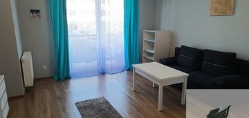 Umeblowana kawalerka z balkonem.