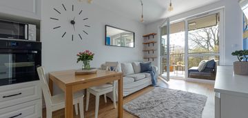 Światło, zieleń i spokój — duży balkon - garaż