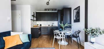 Gotowe do odbioru. cicha okolica. widok na zieleń